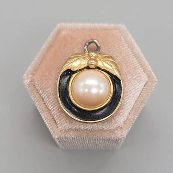 GIVENCHY Vintage Pendant - Picture 1 of 6